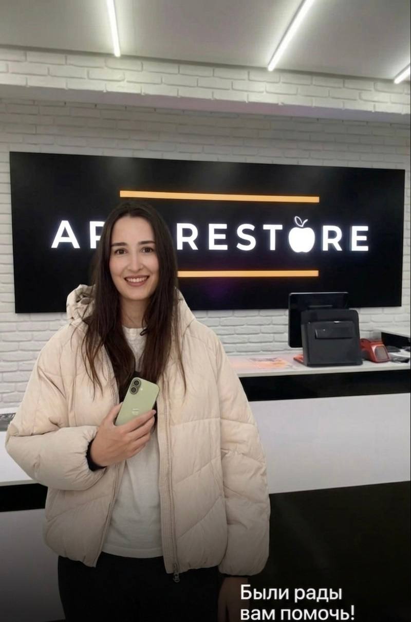 Покупательница APP-RESTORE с iPhone